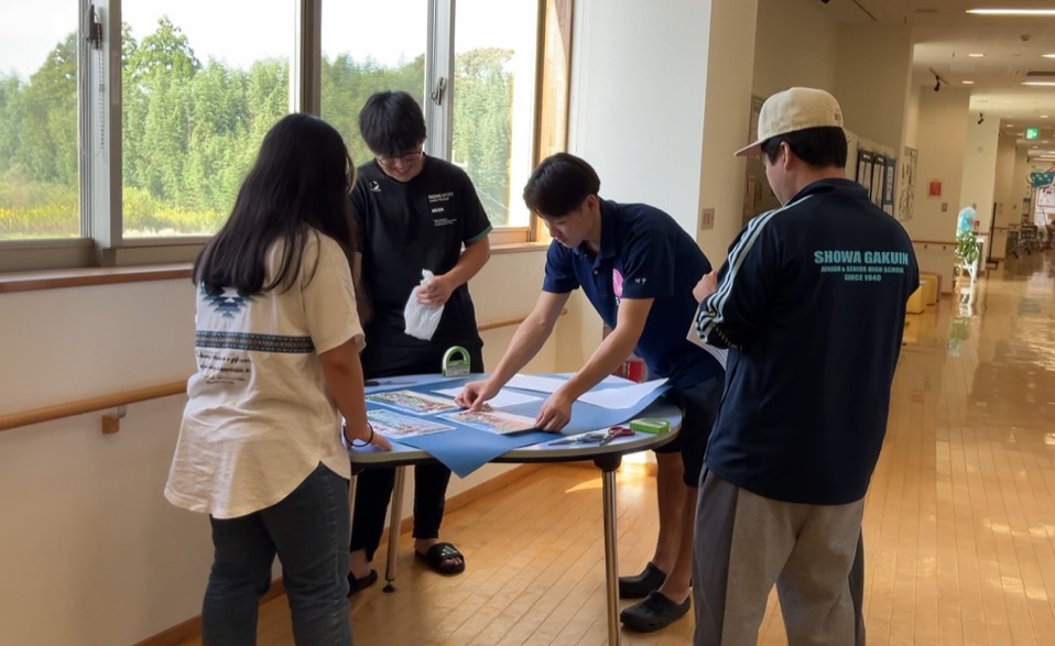 展示の準備をする学生たち